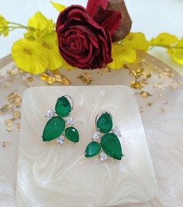 Pendientes de tuerca chapados en oro de alta calidad con circonita esmeralda talla pera, de aleación, modernos, para mujer, joyería de boda y ocasiones especiales. - Product Image 2