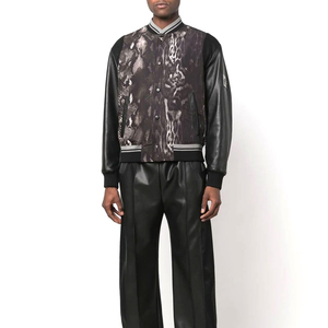 Chaqueta bomber de cuero PU para hombre, estampado animal, estilo urbano, cuello vuelto, corte regular, estilo otoñal, chaqueta varsity. - Product Image 3