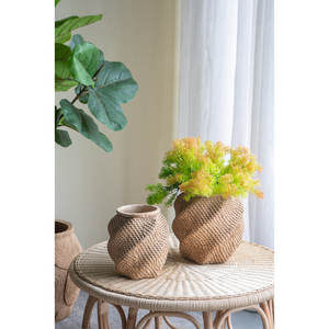 Diseño tejido intrincado, maceta decorativa de arena y cemento marrón, herramienta de torneado única - Product Image 6