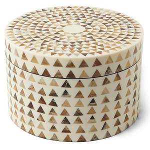 Boîtes à bijoux en résine et bois MDF de luxe avec finition extérieure décorative et doublure intérieure douce au toucher pour occasions spéciales - Product Image 1