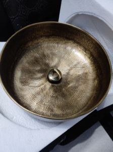 Lavabo de Latón Delicate Metals DS-103, Acabado Martillado en Latón Antiguo, Lavabo Tipo Vaso para Baños de Lujo - Product Image 3