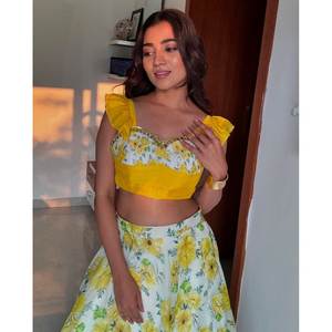 Hermoso Lehenga Choli con Corte en A para Fiestas, Estampado Floral en Chifón con Detalles de Espejo Real, Cintura Natural que Realza la Elegancia - Product Image 3