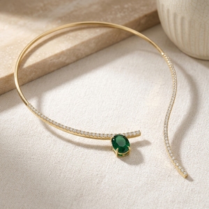 Collar gargantilla Avant Garde con corte brillante ovalado de esmeralda verde, centro de micro pavé, oro de laboratorio de 14k, oro nupcial - Product Image 1