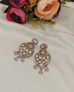 Boucles d'oreilles pendantes délicates en pierres Kundan non taillées et diamants américains, style ethnique Kundan, avec pierres précieuses, pour femme, vente en gros - Product Image 3