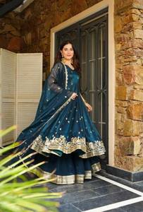Conjunto de Lehenga Anarkali Azul Bordado en Oro con Lentejuelas y Dupatta de Resham, Sin Mangas, Traje Tradicional Indio para Bodas y Diwali - Product Image 3