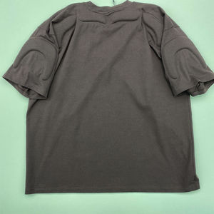 เสื้อยืดผู้ชายไซส์ใหญ่แบบนูนลายปัก สตรีทแวร์ รับผลิตเสื้อผ้า OEM แบรนด์ส่วนตัว - Product Image 2