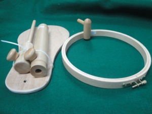 Aro de madera con esquinas redondeadas NF0004 con soporte, soporte de aro de madera con anillo ajustable para uso en bordado y manualidades. - Product Image 5