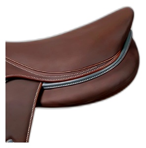 Silla de montar inglesa de cuero marrón para doma y salto, con estructura de madera, personalizable, con ribete color canela y herrajes de latón. - Product Image 6