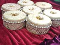 Tissu Banarasi avec boîte à laddu en acier perlé, boîte à mithai, boîte cadeau indienne |   Faveur de Puja |   Article Shagun pour mariage hindou, punjabi, musulman