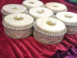 Caja de dulces Laddu de acero con perlas y tela Banarasi, caja de dulces Mithai, caja de regalo india |   Recuerdo de Puja |   Artículo Shagun para Bodas Hindúes, Punjabias y Musulmanas - Product Image 6