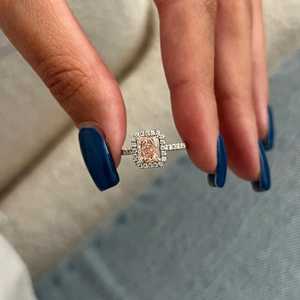 Bague de fiançailles unique en son genre, diamant rose intense fantaisie radiant allongé de 1 carat, cultivé en laboratoire, certifié IGI - Product Image 4