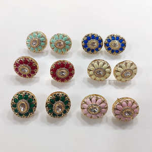 Boucles d'oreilles fines pierres Kundan et perles plaquées or - Product Image 1