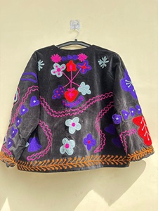 Veste en velours brodée Suzani, faite à la main, style bohème chic, manteau ethnique, vêtement d'extérieur vintage, vente en gros, veste bohème en velours - Product Image 2