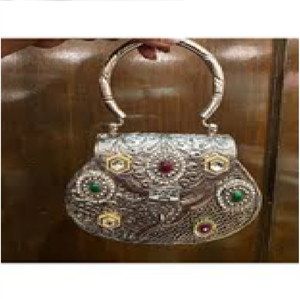 Cartera ovalada de metal de latón dorado antiguo con fina grabatura circular concéntrica y un gran asa redonda. A precios de mayorista. - Product Image 3