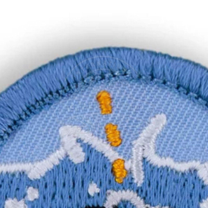 Patch brodé personnalisé thermocollant avec support thermosoudable, travail de broderie détaillé, parfait pour les uniformes, les sacs, les manteaux et les chapeaux. - Product Image 2