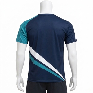 T-shirt de tennis pour homme haut de gamme, conçu avec un tissu léger, respirant et confortable, et une coupe athlétique pour les sports professionnels. - Product Image 2