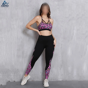 Conjunto Deportivo Moderno Estampado, Ropa Deportiva Personalizada, Bra Deportivo y Leggings de Yoga de Alta Compresión con Estampado de Bloques de Color - Product Image 3