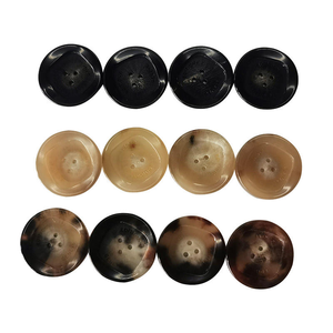 Boutons en corne naturelle personnalisés de haute qualité à 4 trous pour chemises, costumes et manteaux pour hommes – Vente en gros - Product Image 3