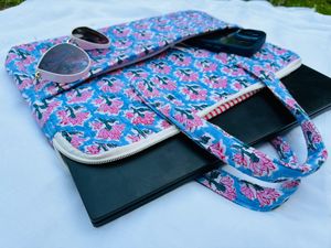 Bolso acolchado artesanal para portátil con asas de tela, bolso de transporte estampado para mujer, funda ligera acolchada para computadora, regalo de viaje para oficina. - Product Image 1