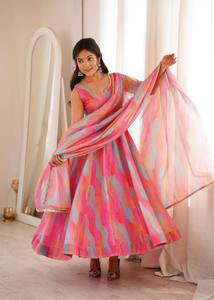 AARIKA TEXTILE Vestido de Lujo con Estampado Maslin y Cuello en V, Pantalón de Encaje con Espejo y Dupatta a Juego, Traje Tradicional Étnico para Bodas y Fiestas - Product Image 1