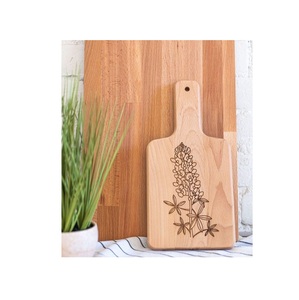 Planche à découper en bois durable pour la préparation des ingrédients culinaires, le tranchage, la découpe en dés, le hachage, la découpe en lamelles et la manipulation efficace des aliments - Product Image 1