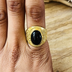 Bague en Onyx Noir à Motifs Bohèmes, Bijou Tribal en Laiton Plaqué Or 18 carats pour Femme, Bande Texturée Chic et Géométrique - Product Image 6