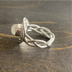 Anillo de Plata 925 con Piedra Lunar de Diseño Moderno y Vintage (4.4 Gramos) para Uso Unisex en Bodas o Diario - Product Image 3