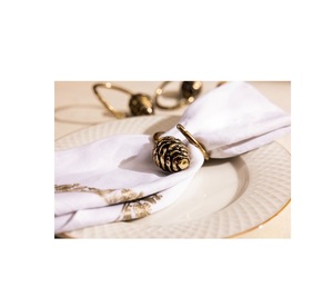 Porte-serviettes décoratif en forme de cône de pin doré antique, accessoires de banquet saisonniers, ronds de serviette sophistiqués en forme de cône de pin doré - Product Image 1