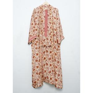 Robe élégante en soie pure indienne vintage pour femmes, manches trois-quarts, col en V, fermeture à cordon, imprimé floral - Product Image 3