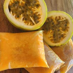 Purée de fruit de la passion congelée sans pépins pour boissons, sirops, ingrédients de cocktails, couleur jaune naturelle, en sachet sous vide ou en fût - Product Image 1