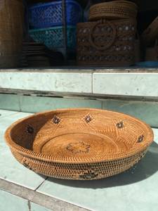 Meilleures ventes en Indonésie : Plateau de rangement rond en rotin, design tressé bohème, finition naturelle non traitée, organisateur de table à un niveau - Product Image 2
