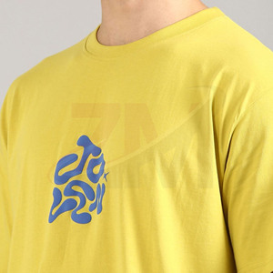 Camiseta amarilla de manga corta para hombre con estampado de letras azules, cuello redondo, estilo casual, de algodón, corte regular, con ribete en contraste. - Product Image 3