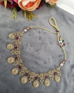 Ensemble de collier avec pierres précieuses rondes et en forme de poire, avec boucles d'oreilles et mangtika, bijoux de créateur, vêtements ethniques traditionnels, vente en gros - Product Image 5