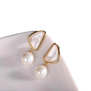 Pendientes Románticos de Perlas de Agua Dulce de 9-10 mm, Diseño Geométrico Tridimensional, Concha Natural, Plata Pura, Lujo Romántico - Product Image 4