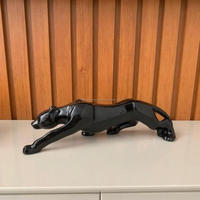 Figurine de panthère noire de style étonnant objet décoratif de table sculpture animale de panthère noire mate de qualité exclusive à vendre