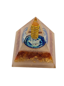 Pyramide Hamsa en Orgone de pierres précieuses avec couche de cuivre et Aventurine Rouge, dotée d'un point de cristal de charge pour la méditation. Achetez chez Amayra Crystals. - Product Image 3