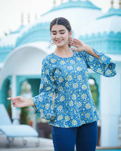 Blusa de Rayón Azul para Mujer, Estampado Floral, Corte Regular, Manga Tres Cuartos, Cuello Redondo, Diseño Casual para Uso Diario - Product Image 3