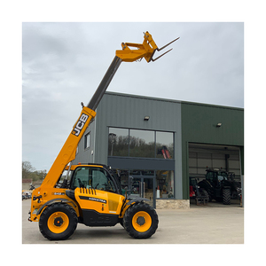 Chargeuse robuste 542-70 Agri Xtra pour usage agricole et industriel - Product Image 1
