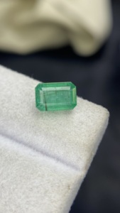 Esmeralda Zambiana Natural Certificada, Corte Octogonal, con Buen Brillo, Piedra Preciosa Suelta para Joyería, 1.56 Quilates - Product Image 6