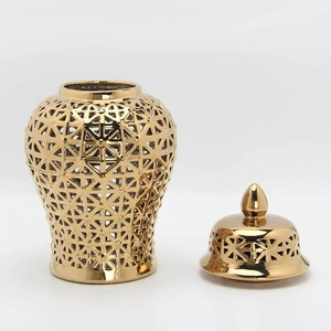 Vase de table en laiton fait main avec motif géométrique découpé, finition dorée, pièce décorative contemporaine pour l'intérieur de la maison - Product Image 1