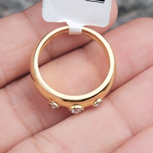 Anillo de Oro Amarillo Sólido de 14K con Tres Diamantes Naturales en Bisel y Banda Abombada, Joyería Fina, Memoria Jewels, Venta al Por Mayor - Product Image 3