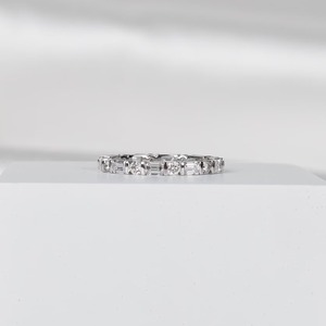 Bague de mariage en or 14 carats avec diamants de laboratoire émeraude et ronds alternés, bague éternité délicate empilable, élégante et minimaliste - Product Image 4