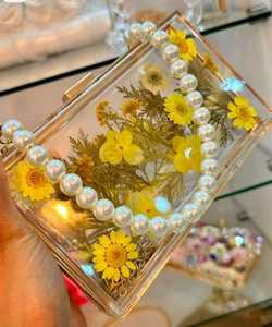Bolso de Mano de Resina Floral: Flor de Verano con Asa de Perlas, Bolso de Boda Personalizado - Product Image 5