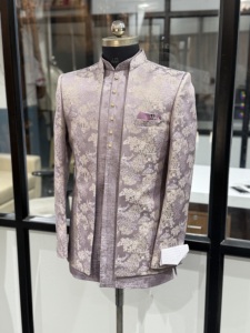 Ensemble de costume ethnique indo-occidental de luxe en brocart or lavande avec veste longue, col mandarin, pour mariage et occasions formelles - Product Image 6