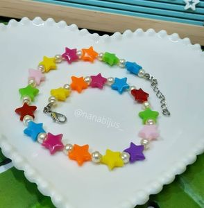 สร้อยข้อมือเรซิ่นสีสันสดใสทำมือ  เครื่องประดับแฟชั่นทันสมัยสำหรับผู้หญิงและเด็กผู้หญิง  พร้อมลวดลายที่โดดเด่นไม่ซ้ำใคร - Product Image 3