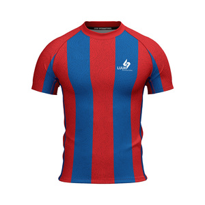 T-shirt de sport pour homme, col rond, manches courtes, rayures rouge et bleu, compression, impression par sublimation, séchage rapide, coupe classique. - Product Image 1