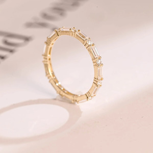 Bague large en or blanc 14 carats avec diamants baguette et ronds cultivés en laboratoire - Product Image 3