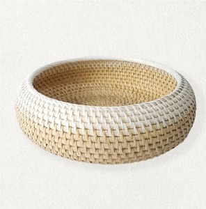 Elegante frutero de ratán, tendencia en la industria, crea un ambiente acogedor lleno de elegancia rústica. - Product Image 1