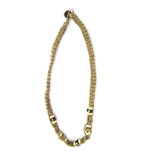 Collar bohemio de cuerda de cáñamo con cuentas de hueso negras y crema, accesorio de joyería de moda unisex a precio de mayoreo. - Product Image 1