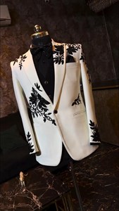 Blazer brodé blanc ivoire pour homme avec motif floral noir, veste de smoking pour mariage avec nœud papillon - Product Image 4